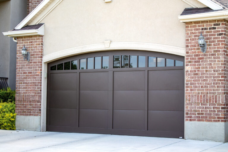 pinnacle-aluminum-sandcastbronze-smokedglass-customarch-768×512